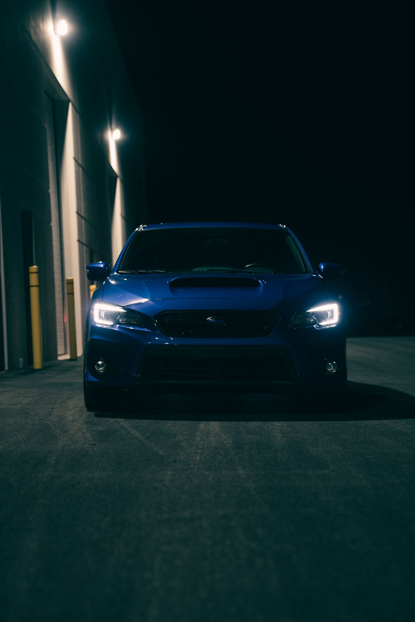 Vehículo azul iluminado de noche