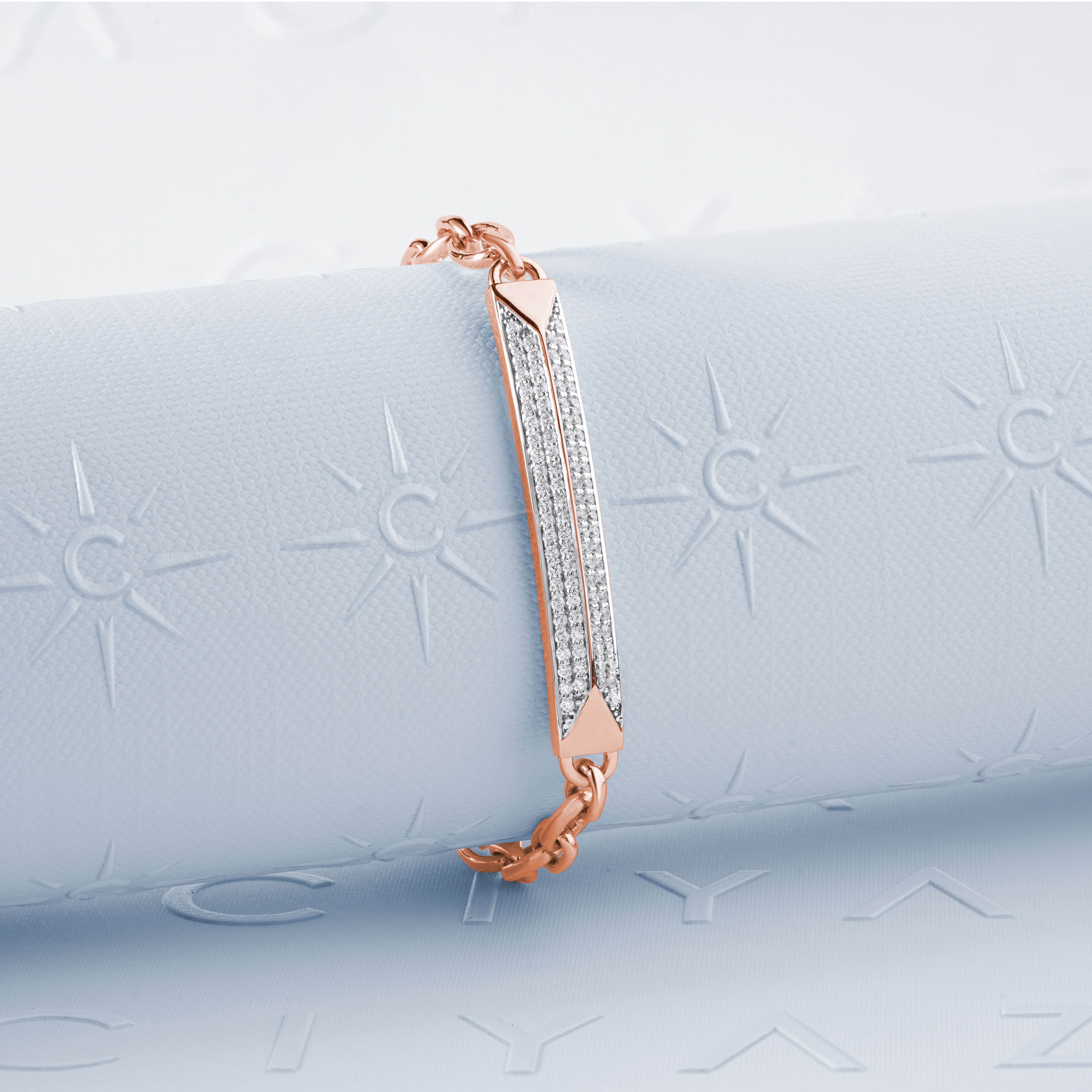 Bracelete dourado com pedras usado como referência visual