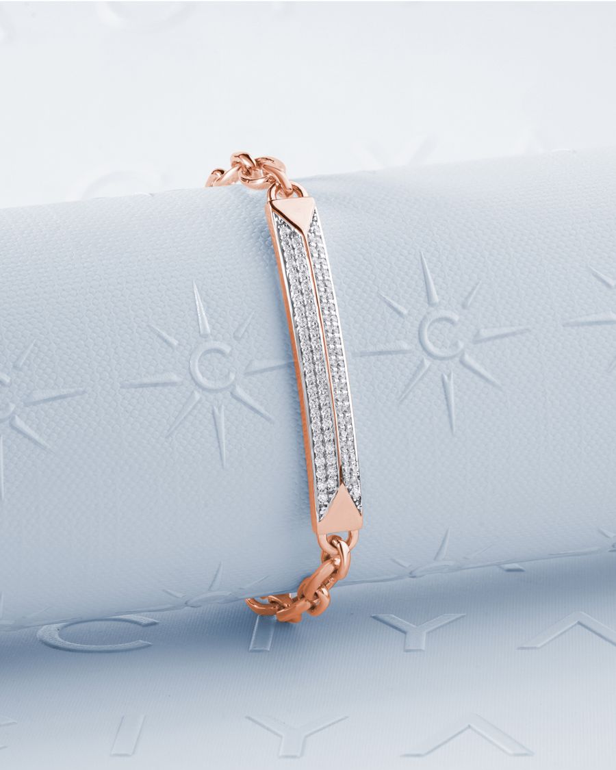 Bracelete dourado com pedras usado como referência visual