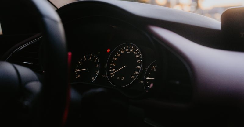 Voyant moteur allumé sur un camion : continuer ou appeler ?