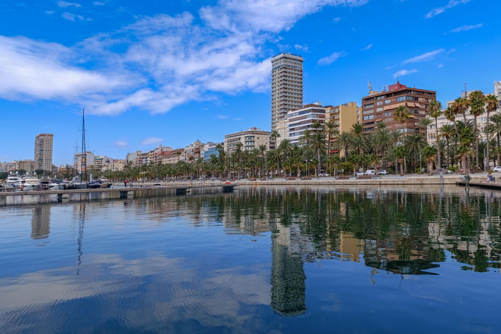 Cazare în Alicante: portul de agrement și clădirile de pe Explanada reflectate în apă