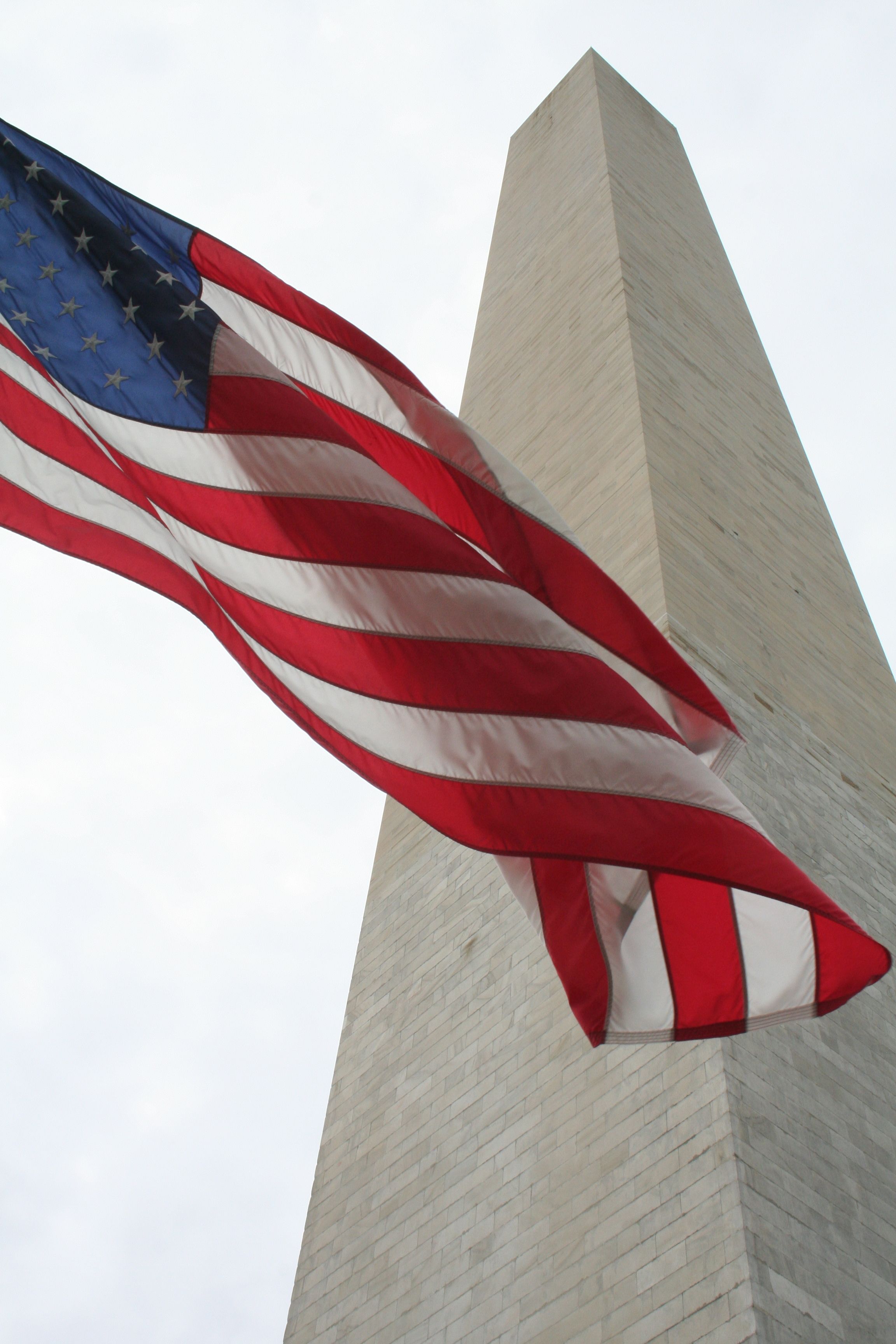 How do Americans debate monuments and historical memory in public spaces?