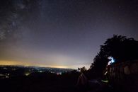 遥远城市上空，迷人的星光熠熠，还有人们观星的轮廓