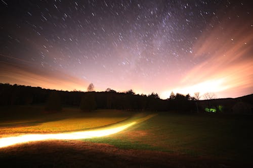 Fotografia Lapso De Tempo De Estrelas E Montanhas Durante A Noite