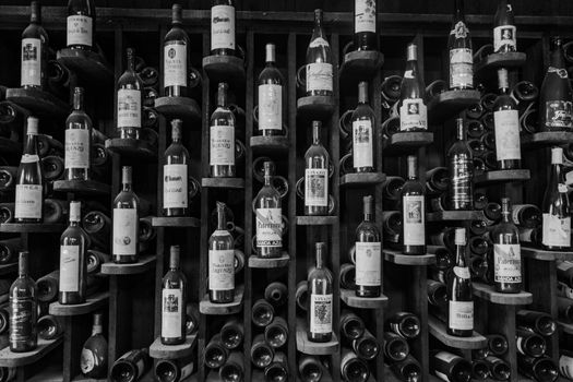 Can I Build a Wine Rack from Pallet Wood for My Living Room?