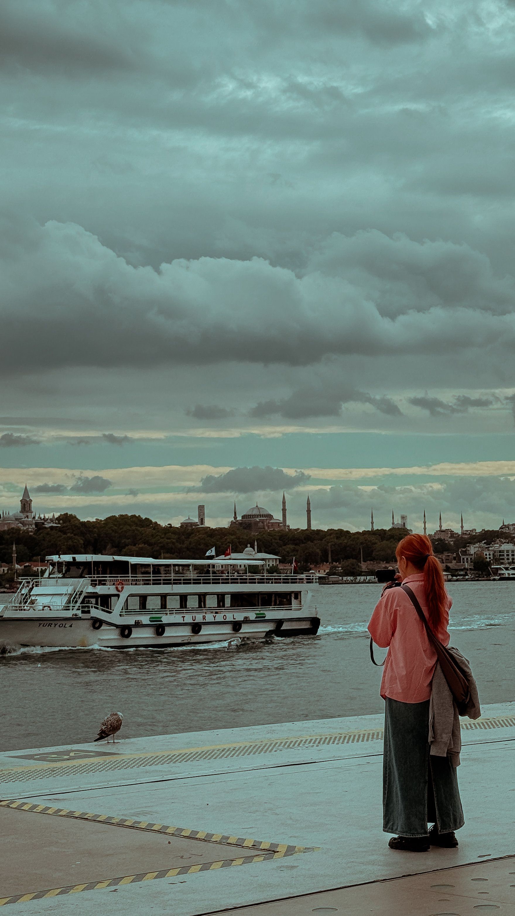 Mujer Mirando El Ferry En El Río Bósforo · Foto de stock gratuita