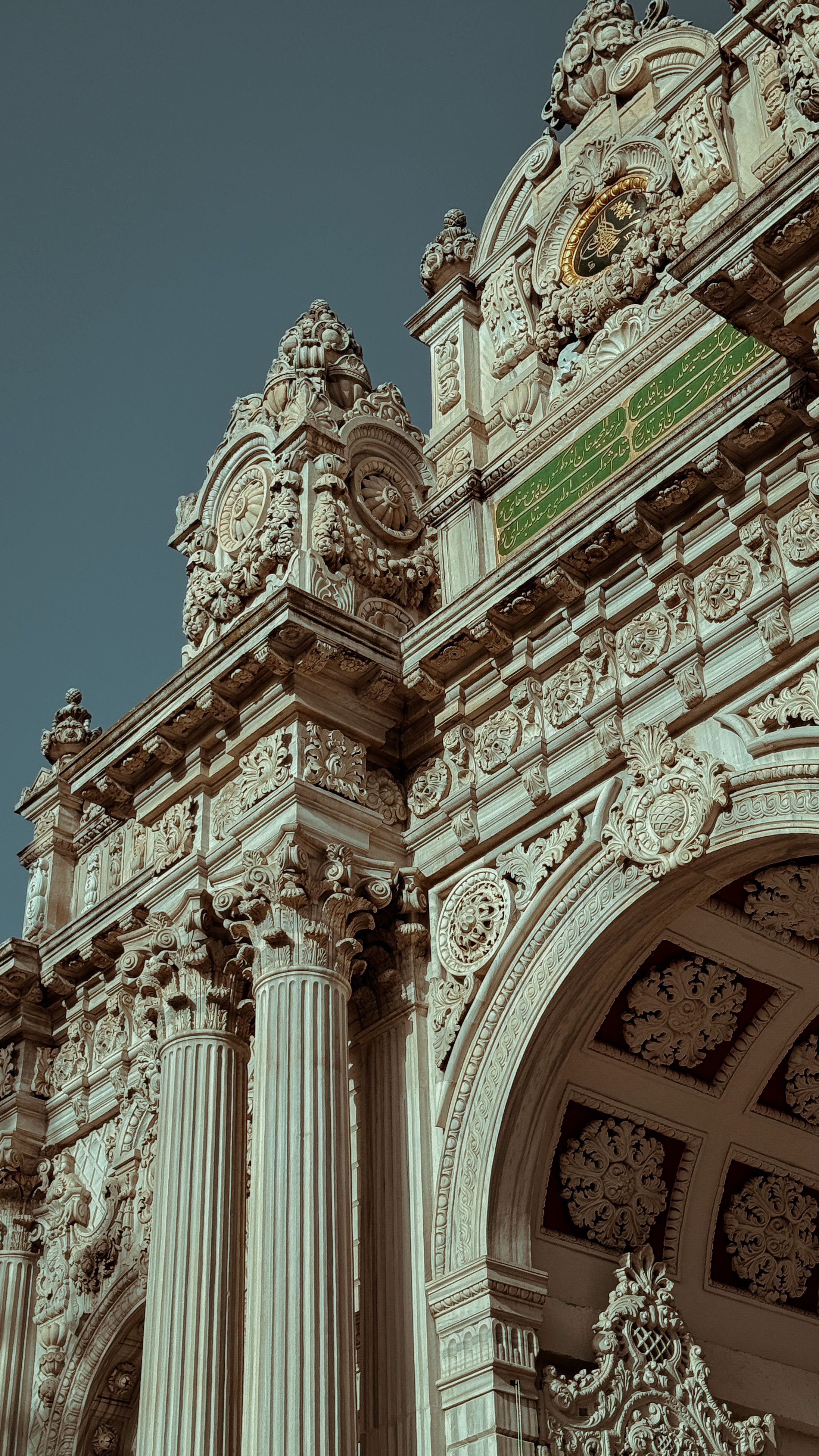 [ColoSach]-beautifully-carved-stone-gate-of-the-dolmabahçe-palace-showcasing-intricate-architectural-design.