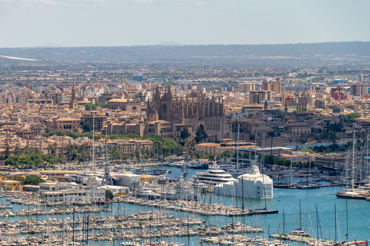 Palma de Mallorcas skyline med La Seu-katedralen och den livliga småbåtshamnen.