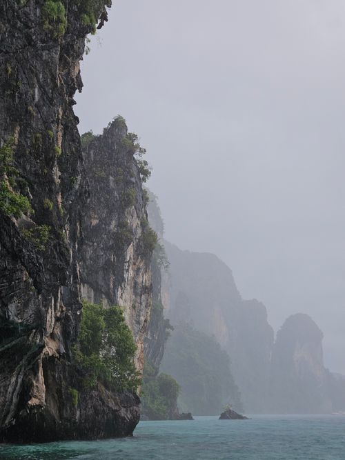 Limestone sea cliffs in mist, photo by Muhsin A on Pexels