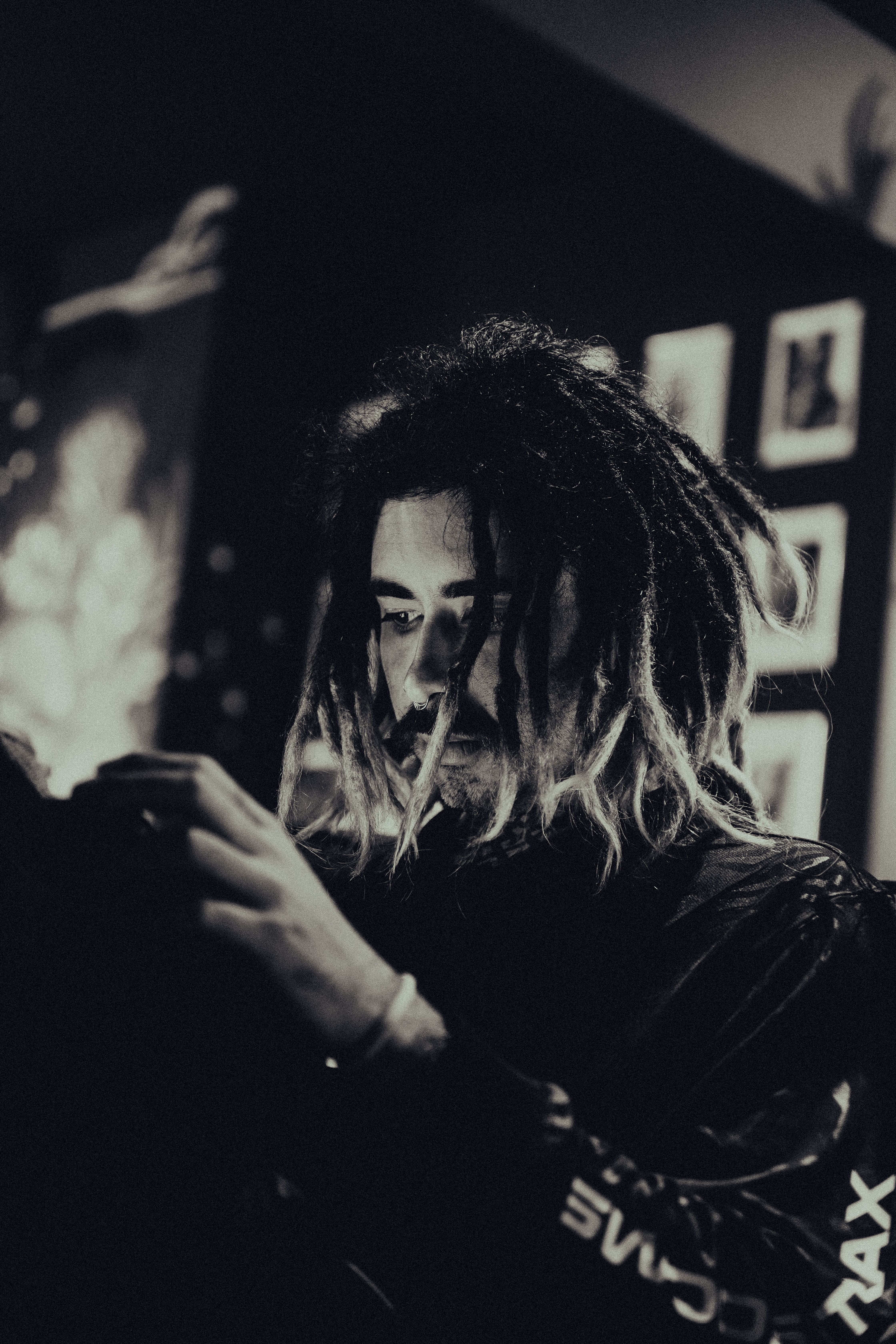 Joven Con Rastas En Un Entorno Artístico · Foto de stock gratuita