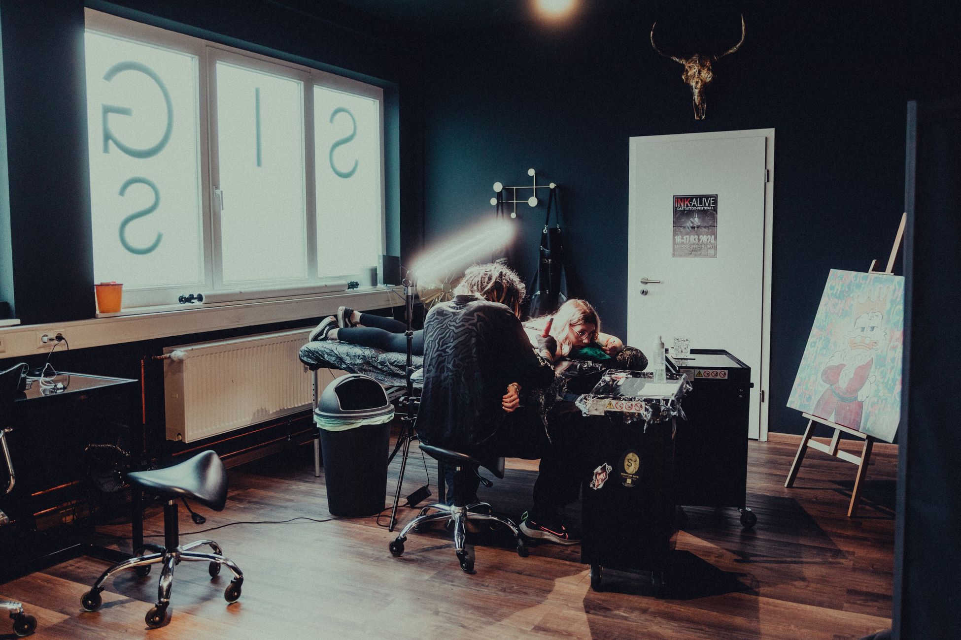 Tatoeageontwerper gebruikt beeldende therapie met hulphonden