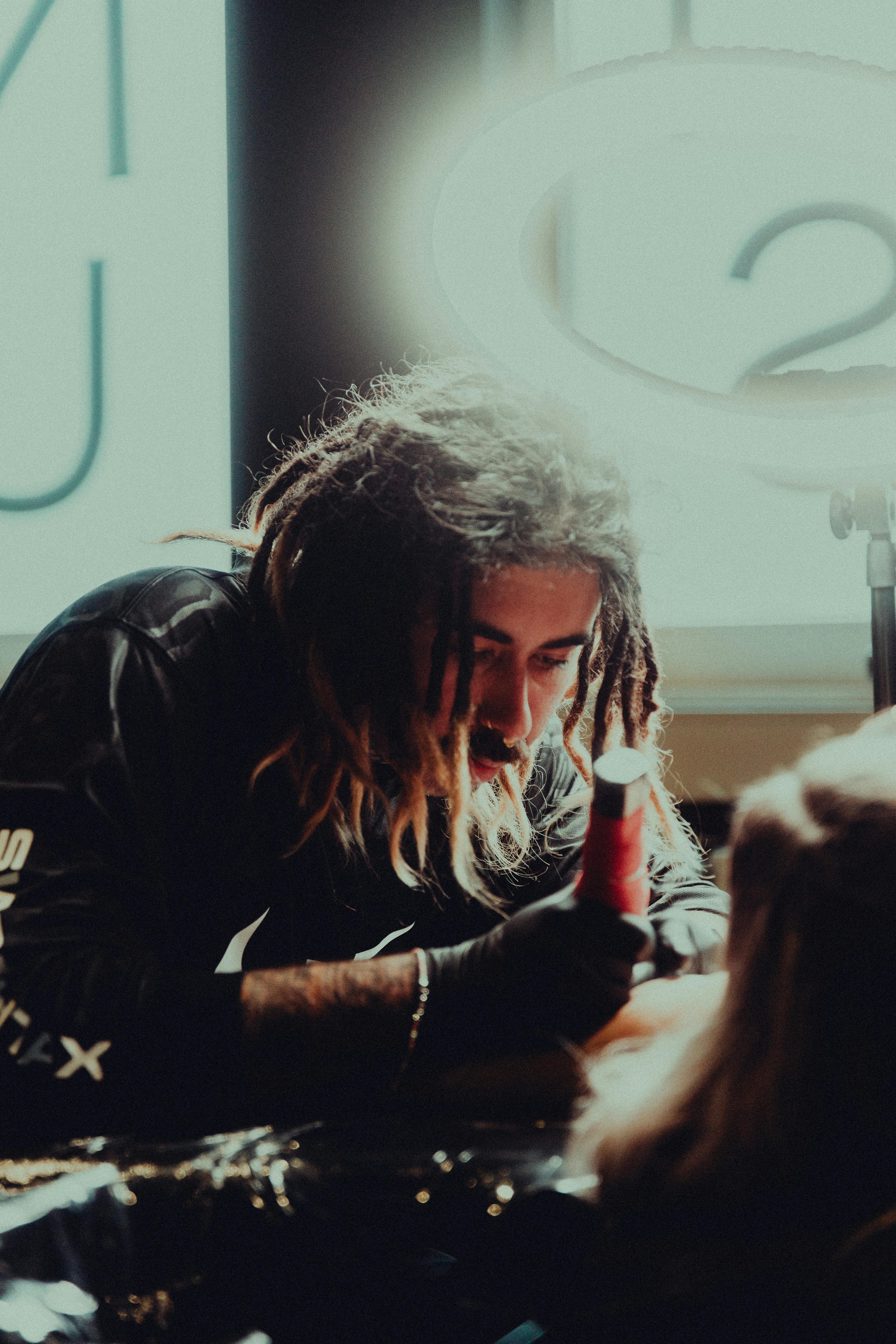 De franc Sessió De Fotos Amb Un Tatuador.  Foto d'estoc