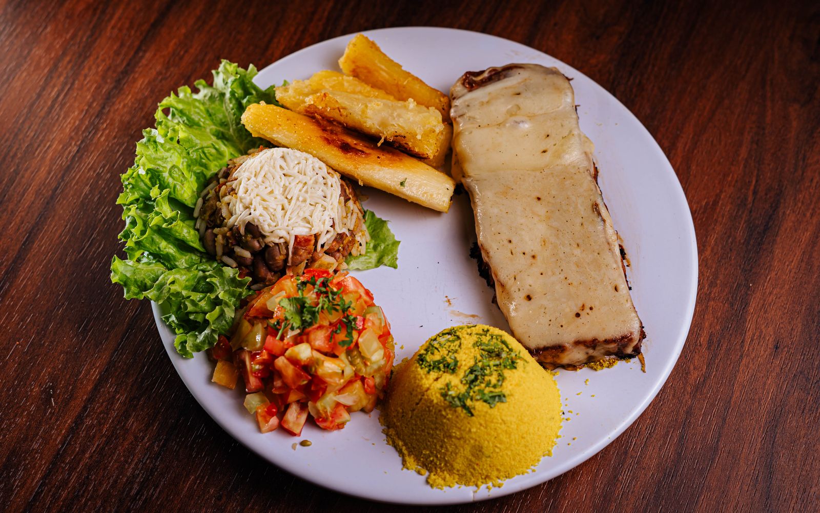 Foto de Carne de sol acebolada com macaxeira e vinagrete