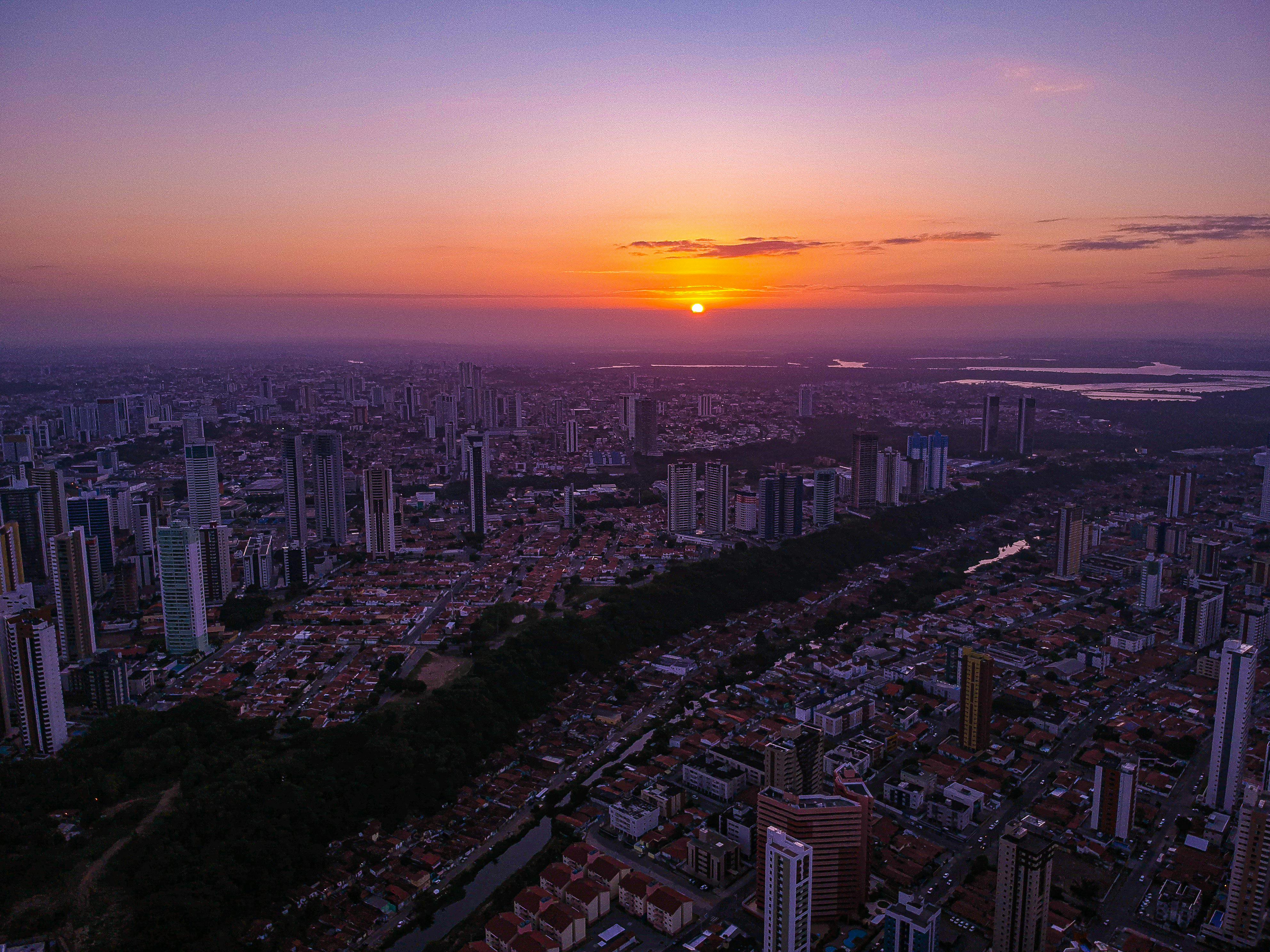 日落时分，令人惊叹的城市天际线鸟瞰图，凸显了充满活力的城市景观