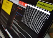 笔记本电脑的宏镜头显示着正在进行的编码和数据分析，非常适合科技主题