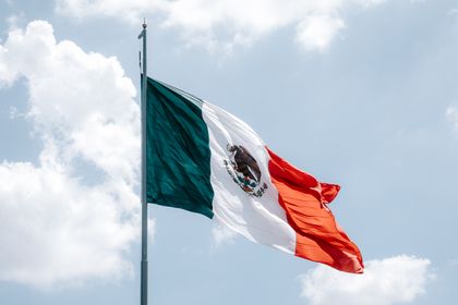 Drapeau mexicain vert blanc rouge flottant, symbole national du Mexique