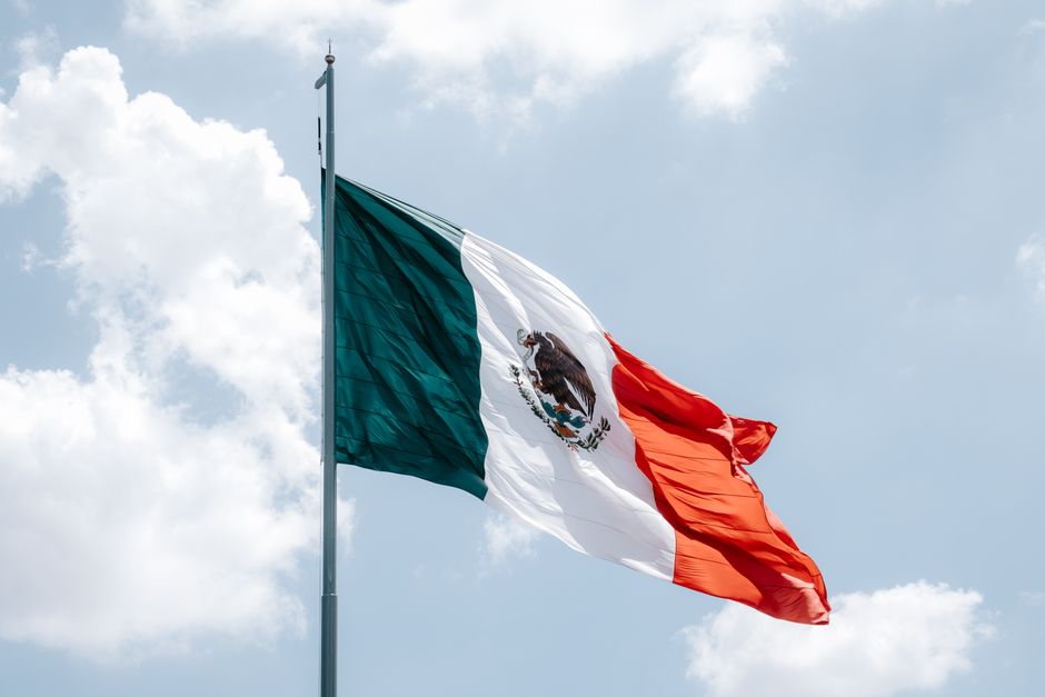 Drapeau mexicain vert blanc rouge flottant, symbole national du Mexique