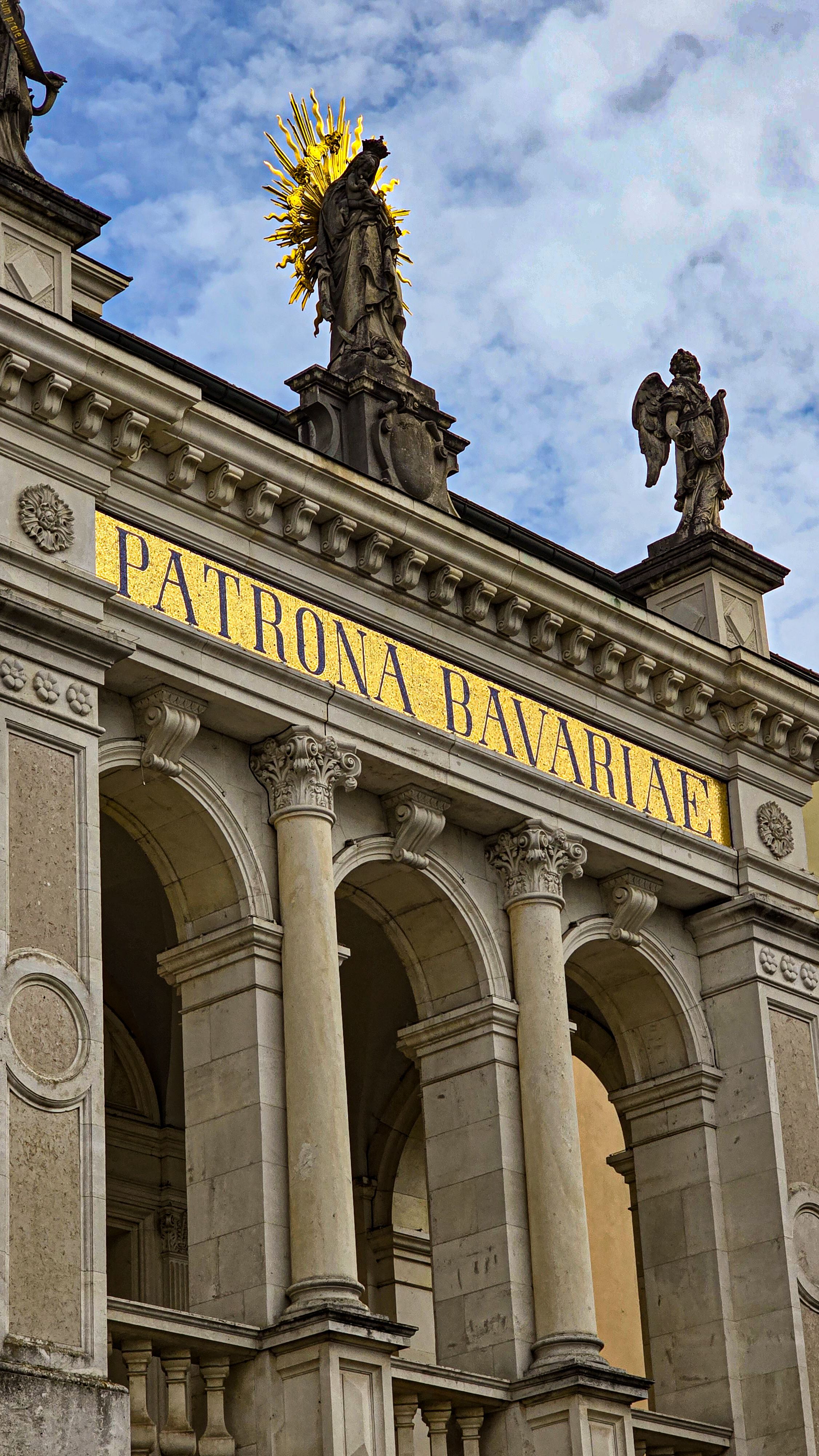 Gratis Historisk Fasade Med Patrona Bavariae Inskripsjon Arkivbilde