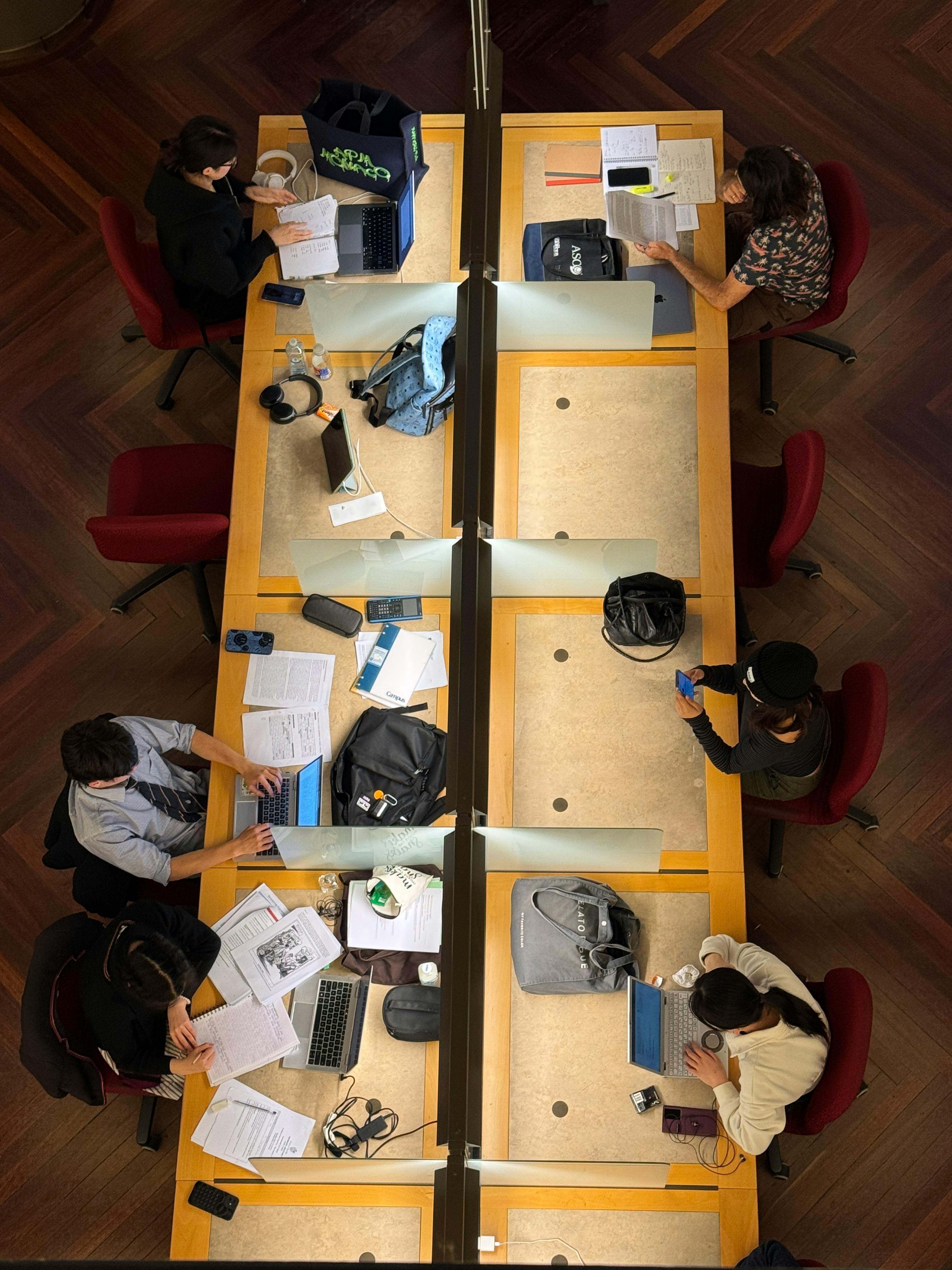 Campusleben an einer US-Universität Draufsicht auf gemeinsam lernende Studierende auf dem Campus