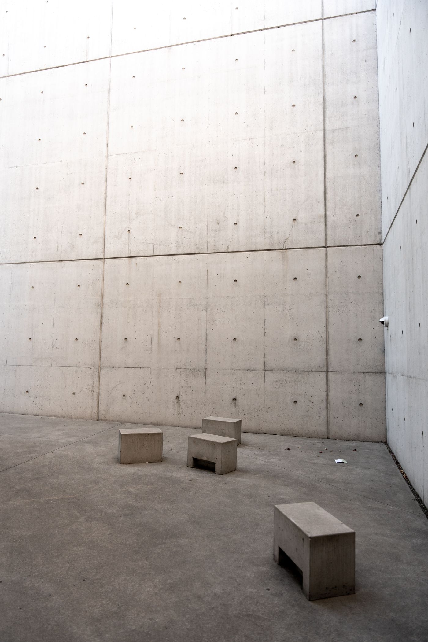 Minimalist concrete architecture in distinct, ordered forms &mdash; choosing the right coach by clear criteria