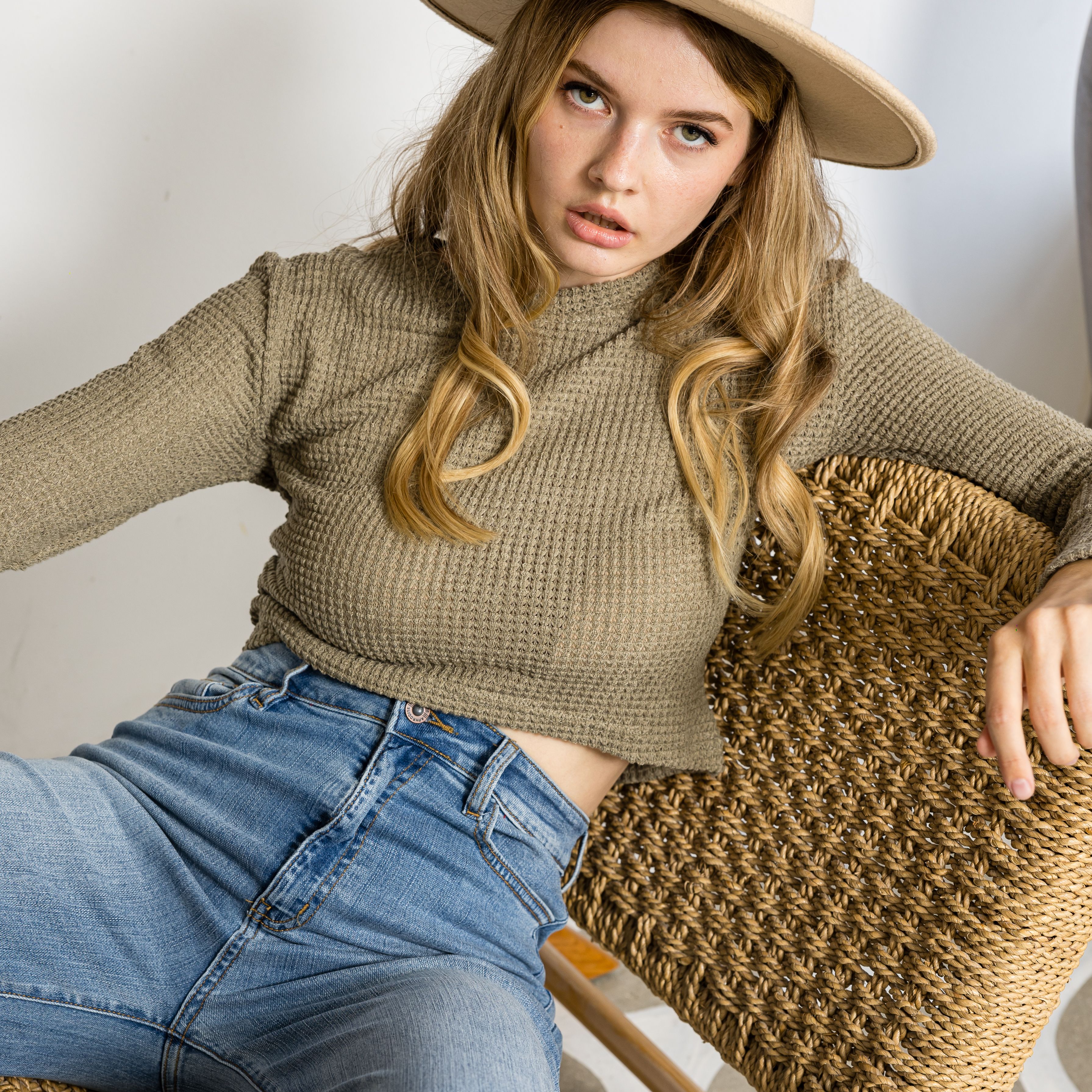 Mujer Joven Con Ropa Informal Sentada En Una Silla · Foto de stock gratuita