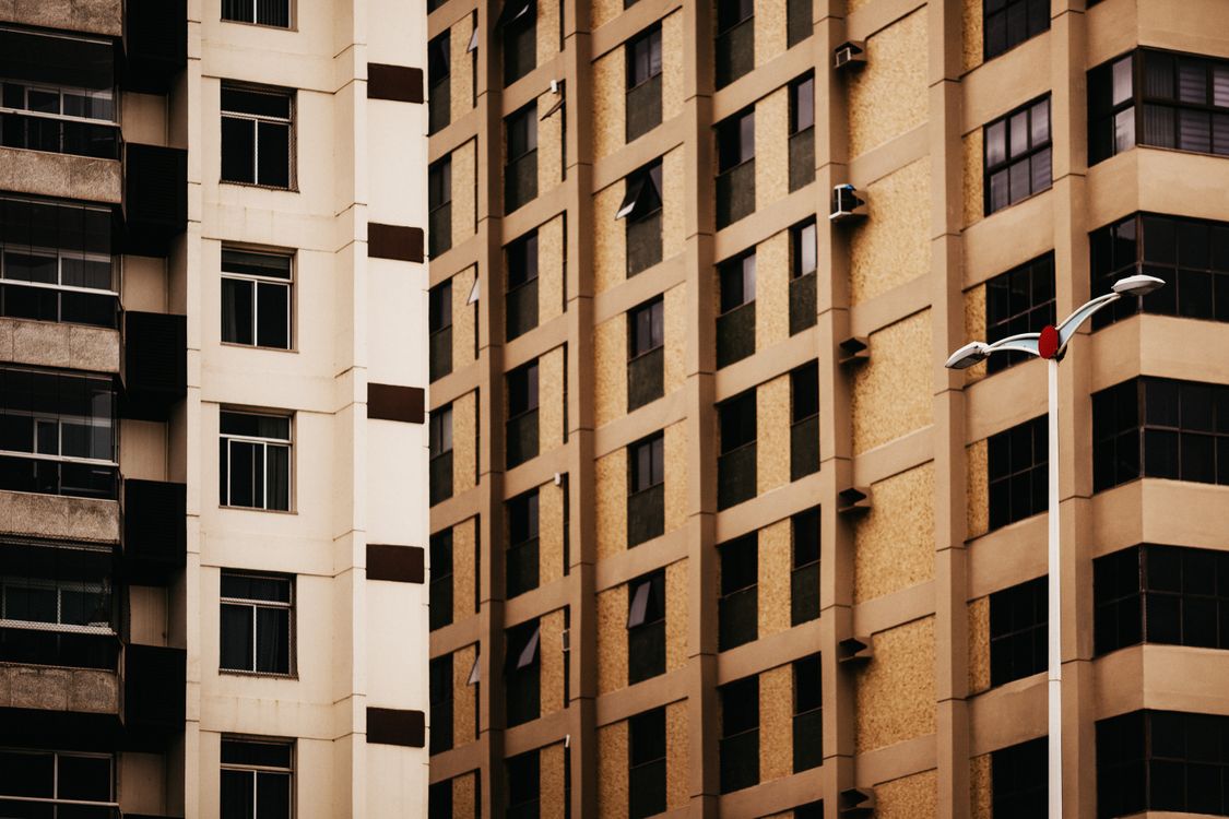 Beige Concrete Building · Free Stock Photo