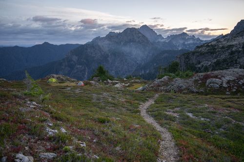 Free Peaceful morning view of a campsite in the Washington mountains with rocky trails and distant peaks. Stock Photo
