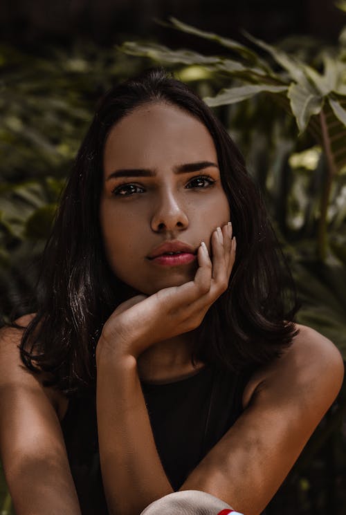 Mulher Descansando O Queixo Na Mão