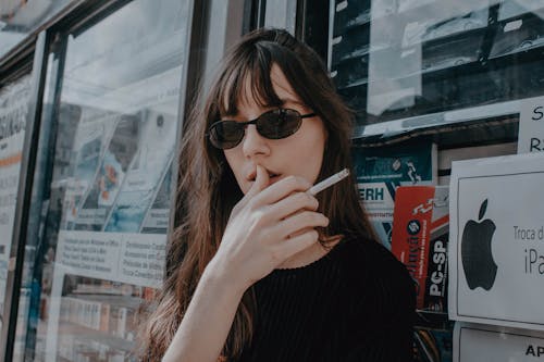 Mulher Segurando Um Cigarro Aceso