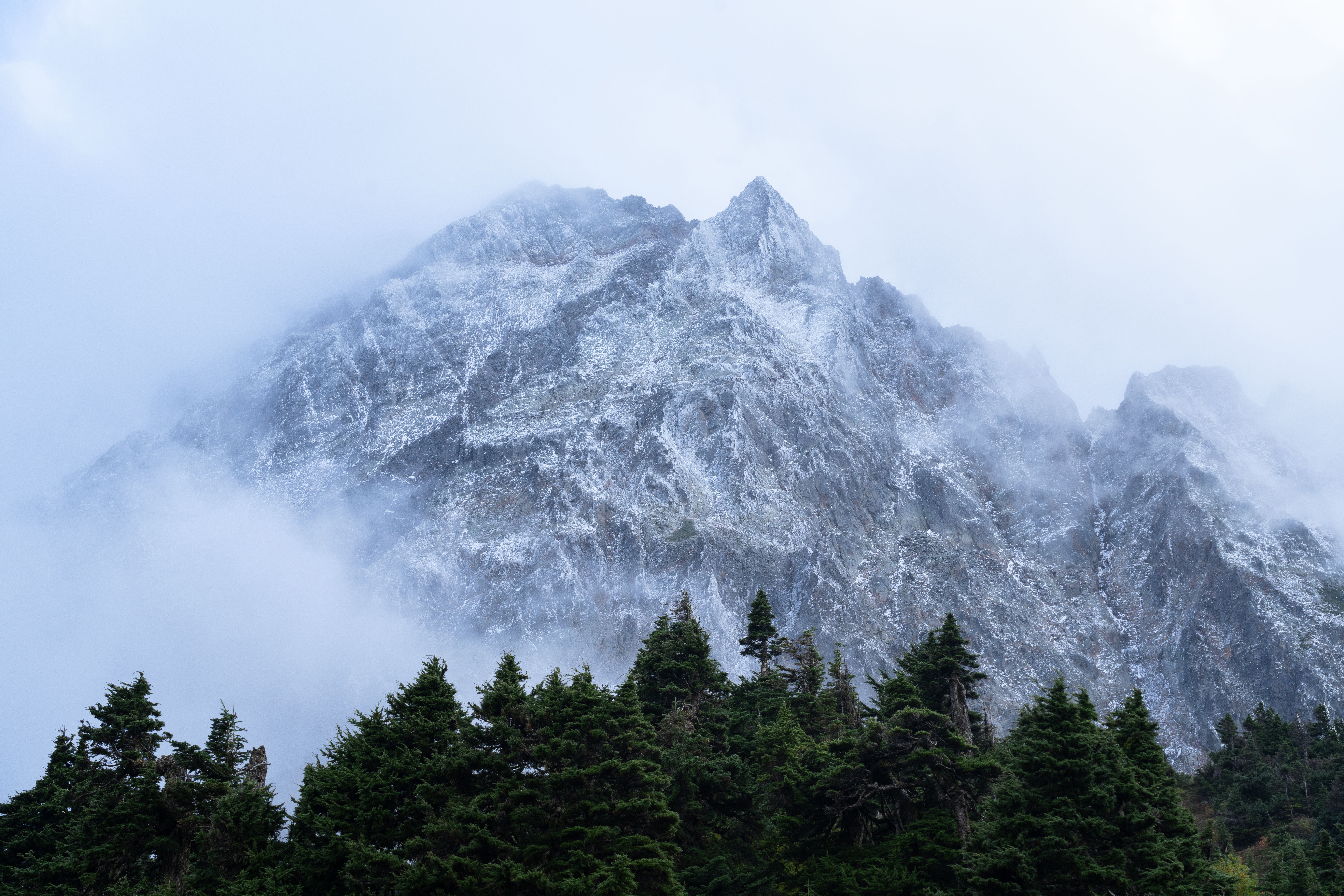 Misty Mountain Peaks in North Cascades · Free Stock Photo