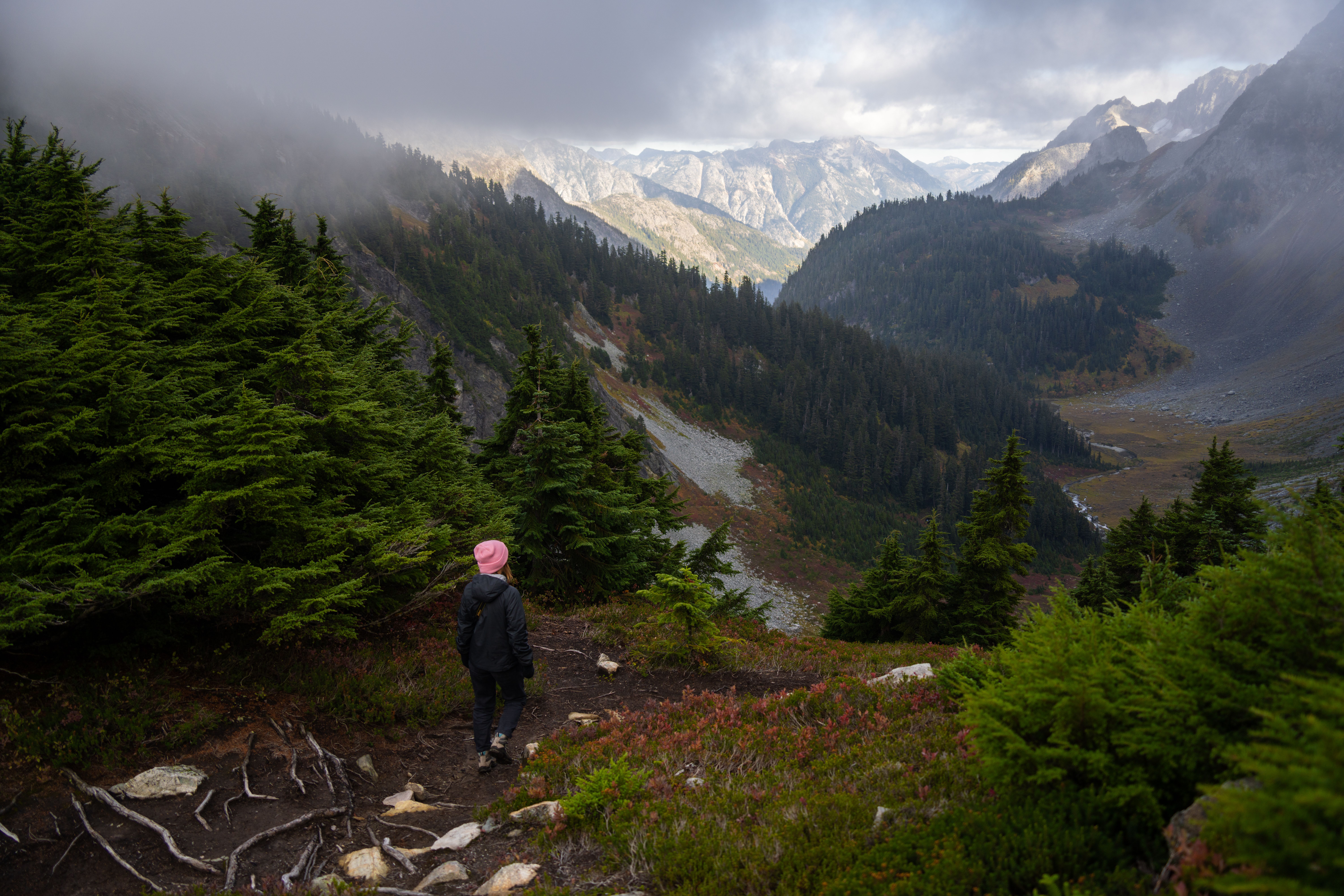 免費 華盛頓州迷霧山脈的徒步旅行者 圖庫相片