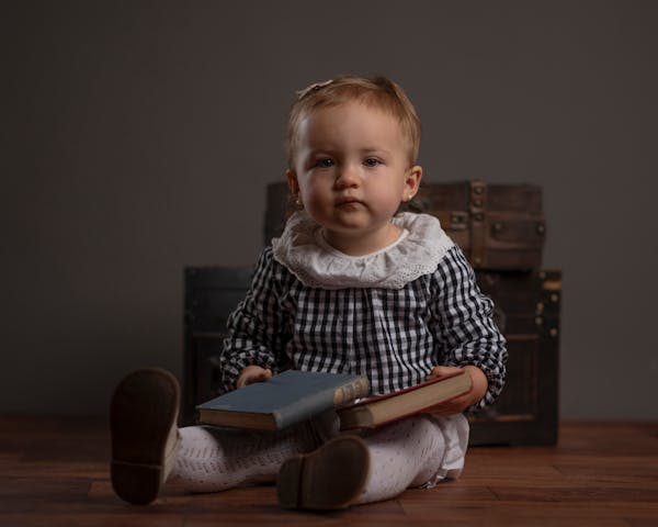 cómo elegir tu próxima lectura, niña bebe con libros en la mano