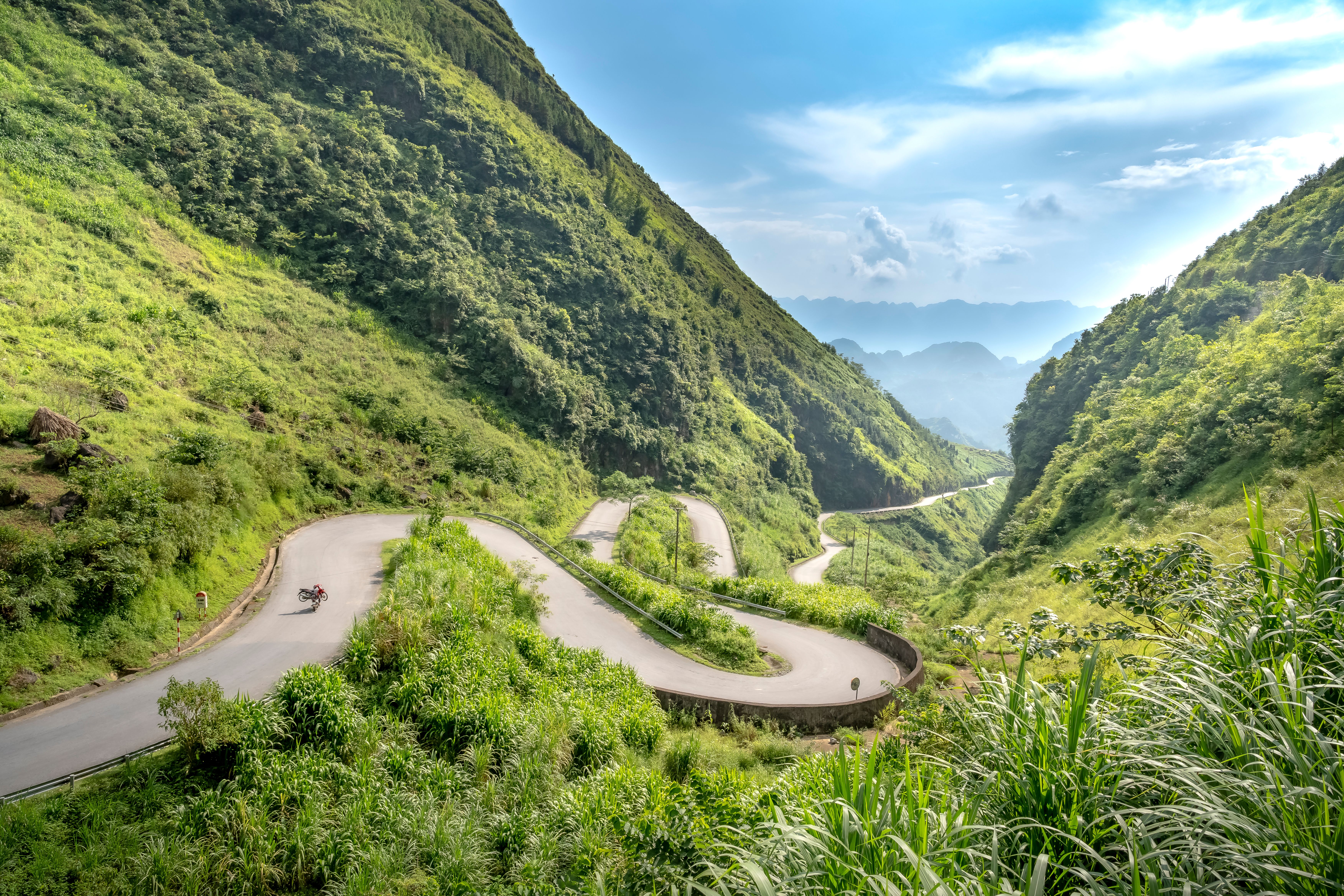 Carretera Panorámica De Montaña En Un Paisaje Verde Y Exuberante · Foto ...