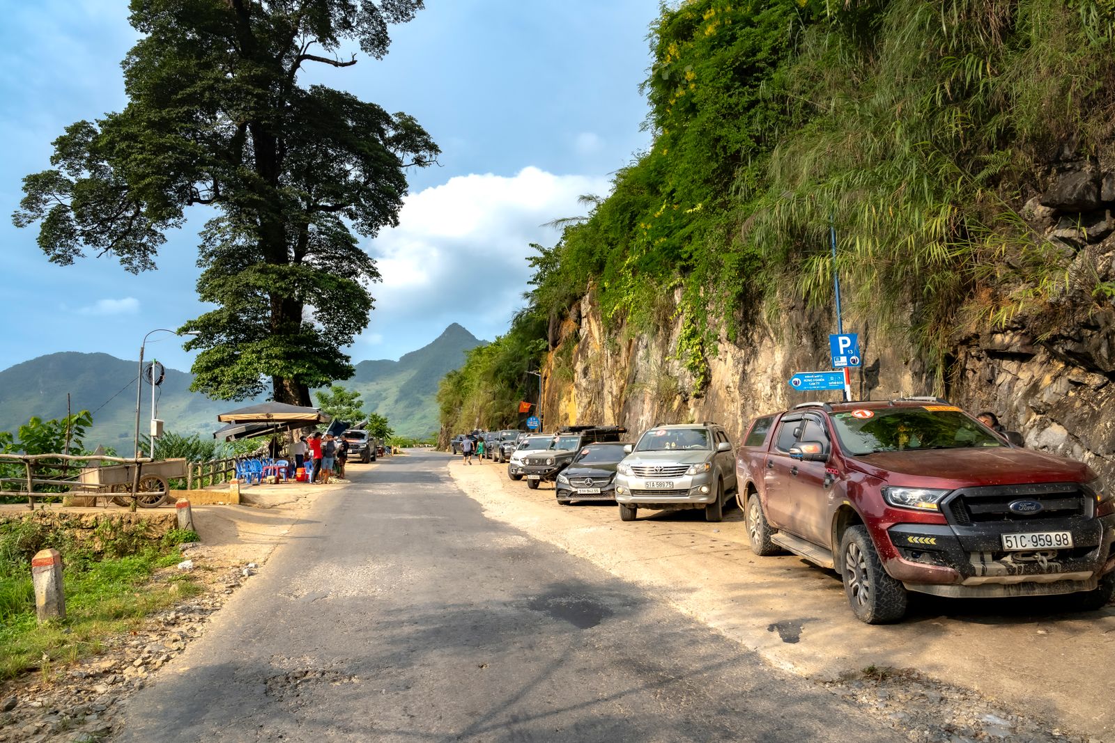 Roadside mountain stop in Vietnam with local vendors showing coffee and rest rhythm on the Ha Giang Loop