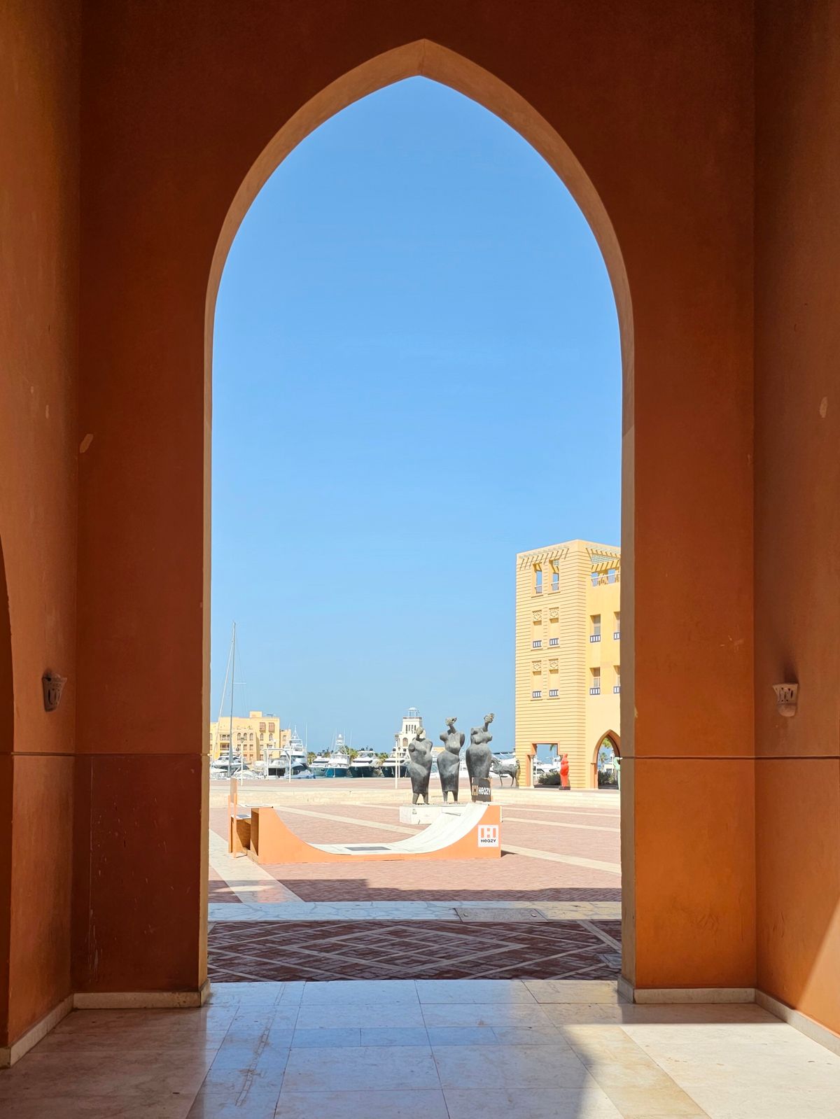 Hurghada - poartă cu arcade spre portul de la Marea Roșie