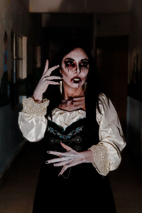Free Dark, eerie image of a woman in gothic costume, ideal for Halloween themes. Stock Photo