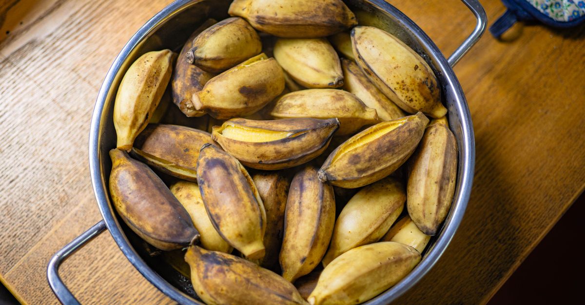 Bananas maduras em uma grande panela de cozinha sobre uma mesa de madeira. Prontas para cozinhar ou assar.