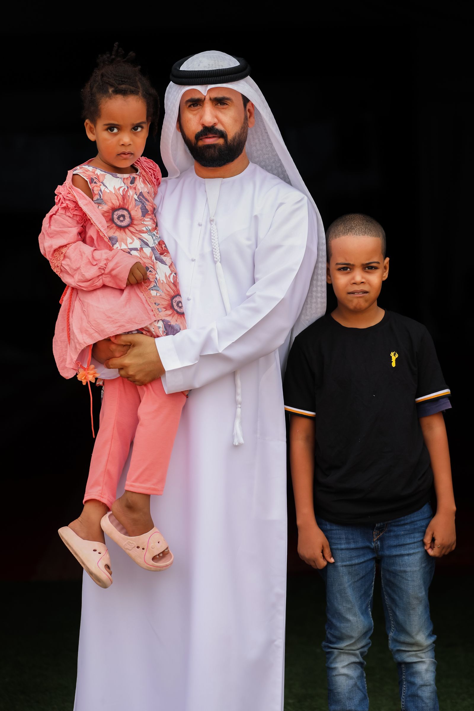 Family in traditional Gulf attire