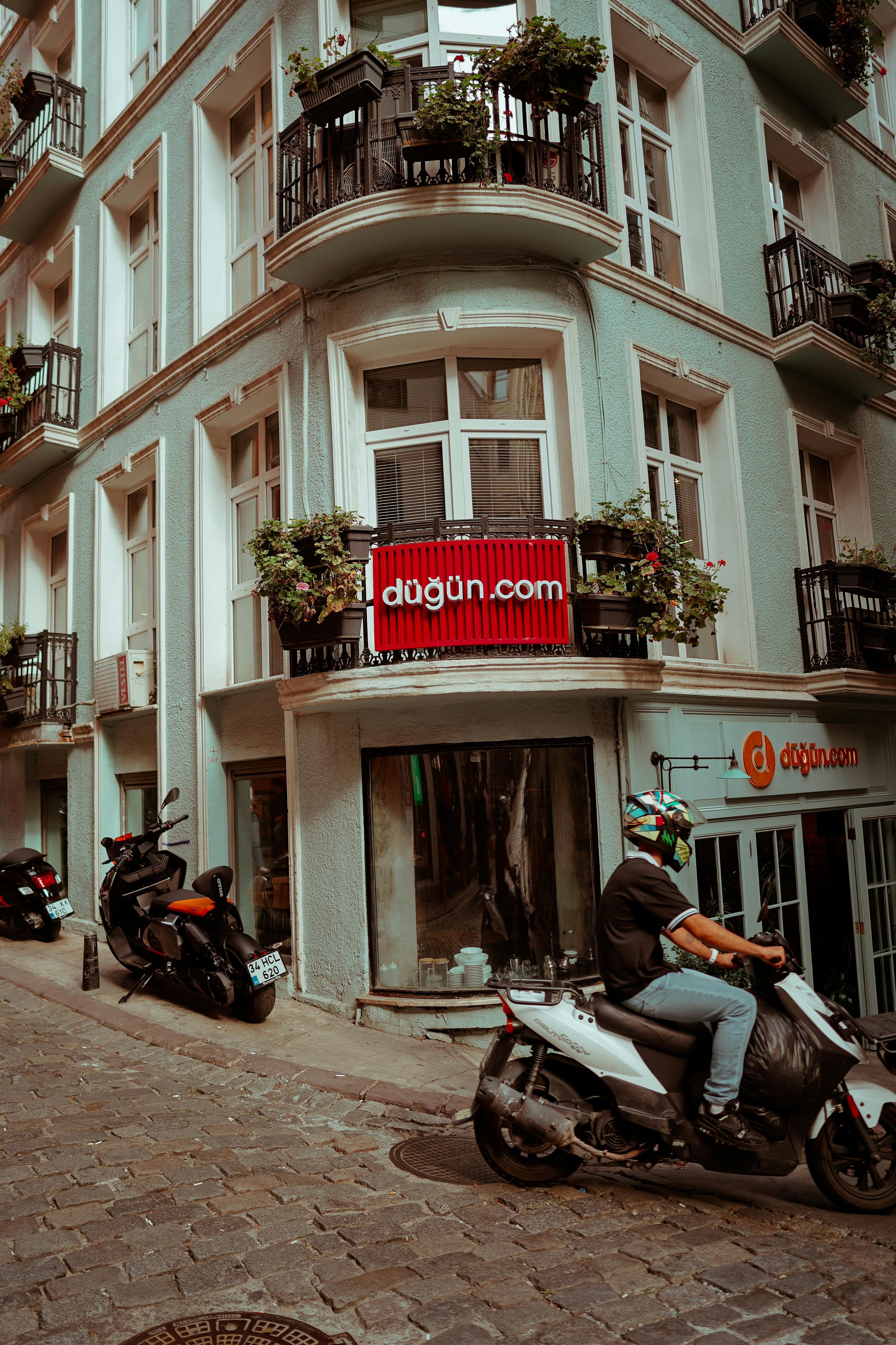 free-photo-of-biker-on-a-cobblestone-street-in-istanbul.jpeg?auto\u003dcompress\u0026cs\u003dtinysrgb\u0026dpr\u003d1\u0026w\u003d500