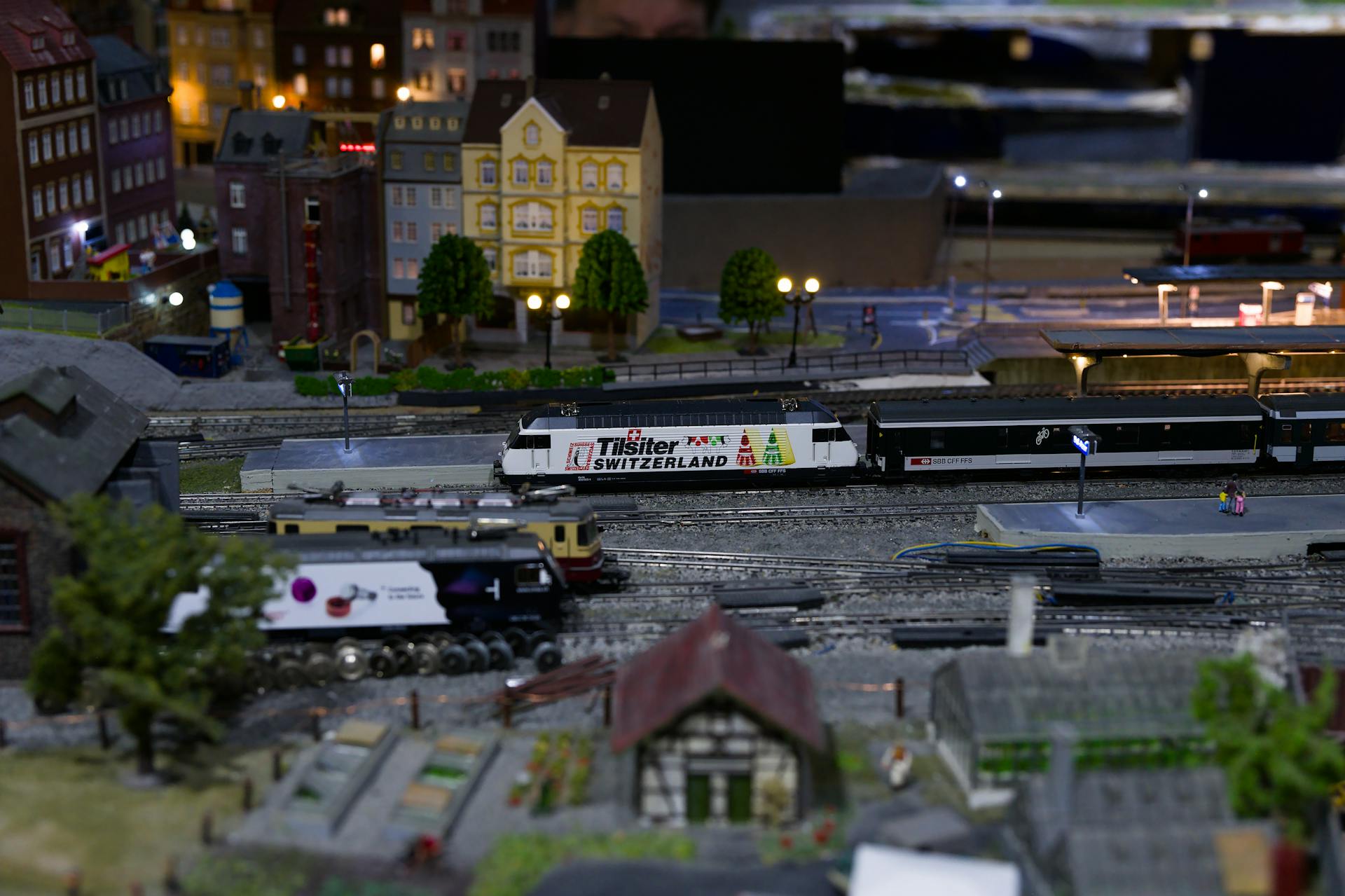 Un train miniature avec une locomotive suisse