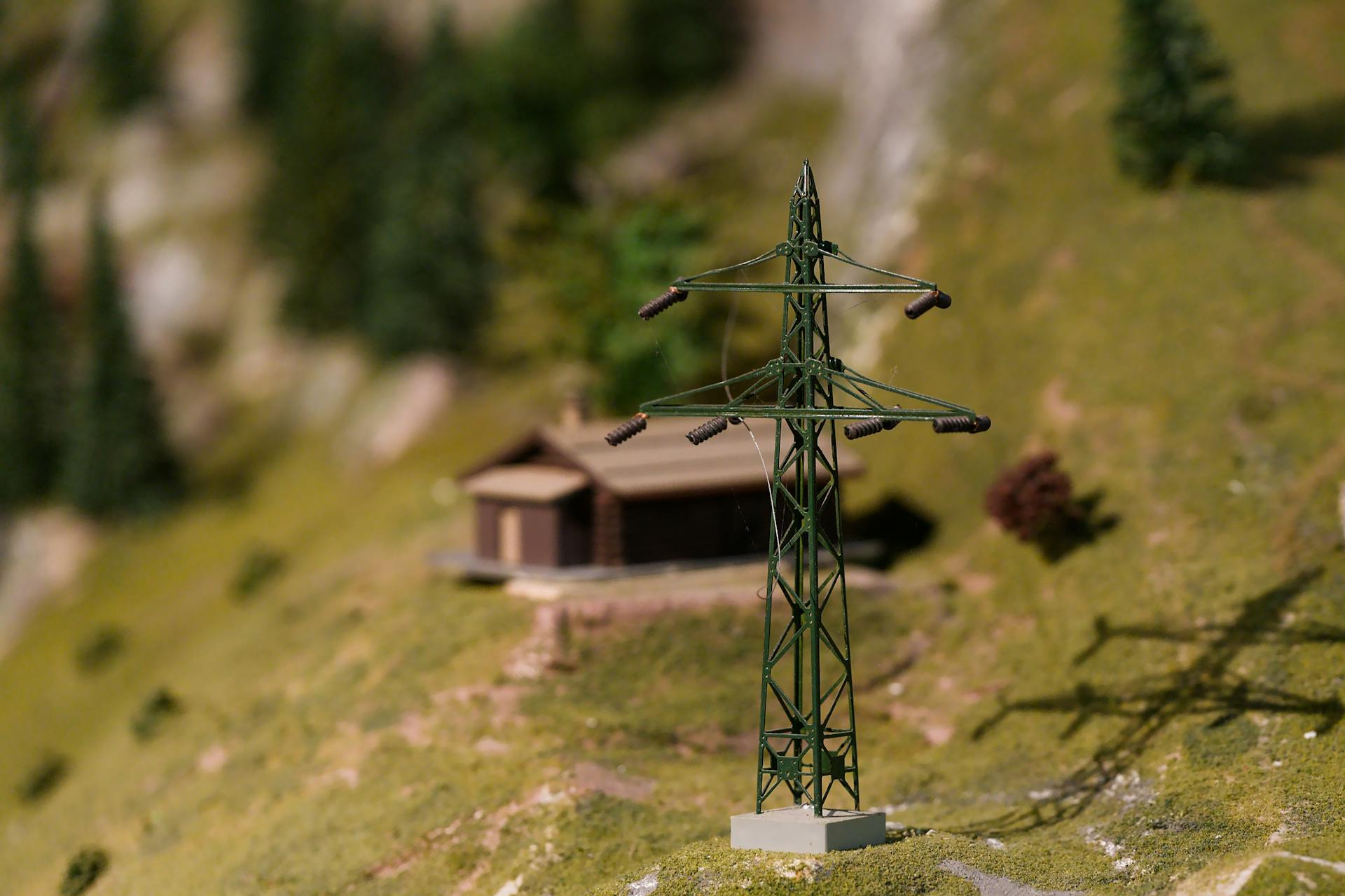 Miniatuurmodel van een elektriciteitsleiding in een landelijk landschap