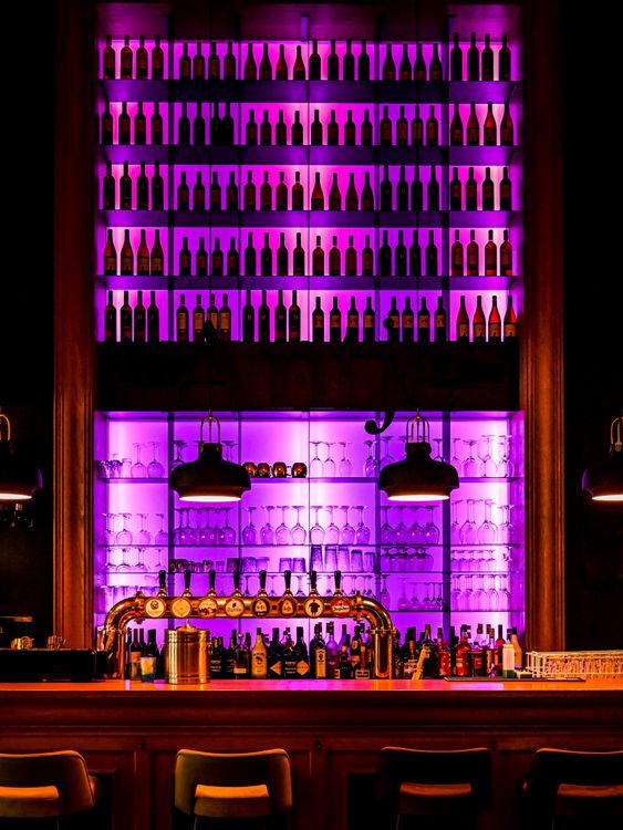 Interior De Bar Elegante Con Estantes Iluminados · Foto de stock gratuita