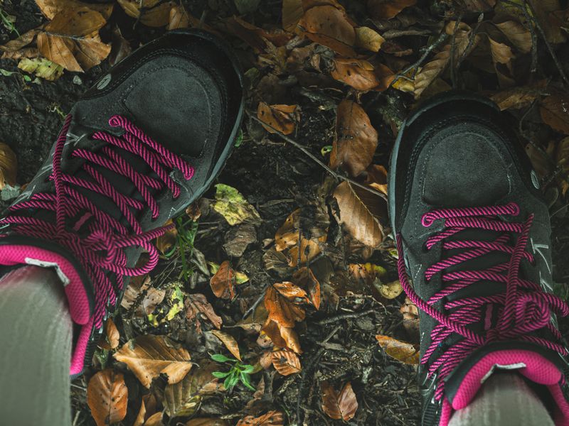 Wanderschuhe auf Waldboden