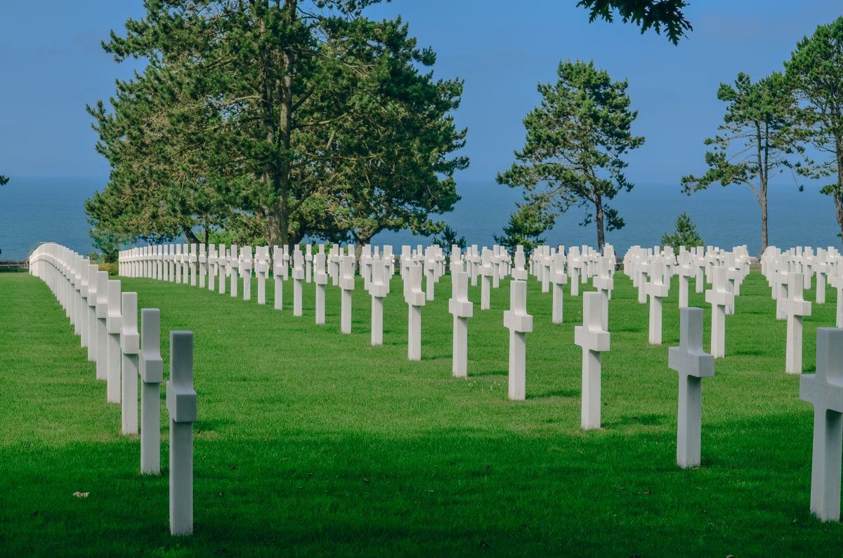 Cimitirul american de la Colleville-sur-Mer, cu plaja Omaha în fundal
