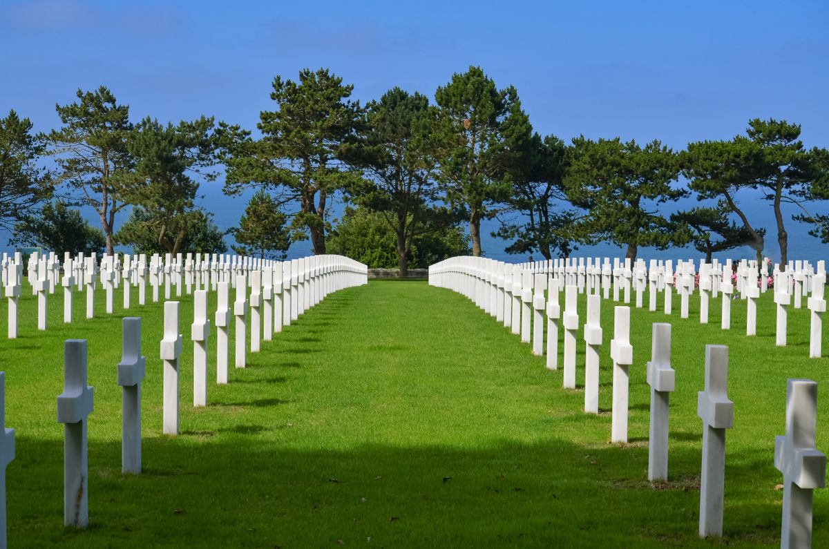 Vedere de ansamblu asupra rândurilor de cruci de la cimitirul american din Normandia
