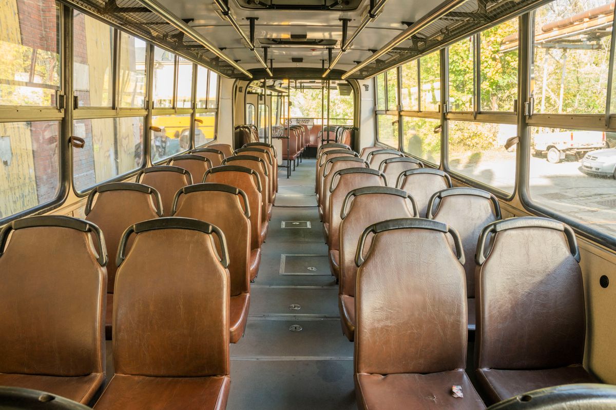 Interior de autocar vechi, gol, cu banchete maro