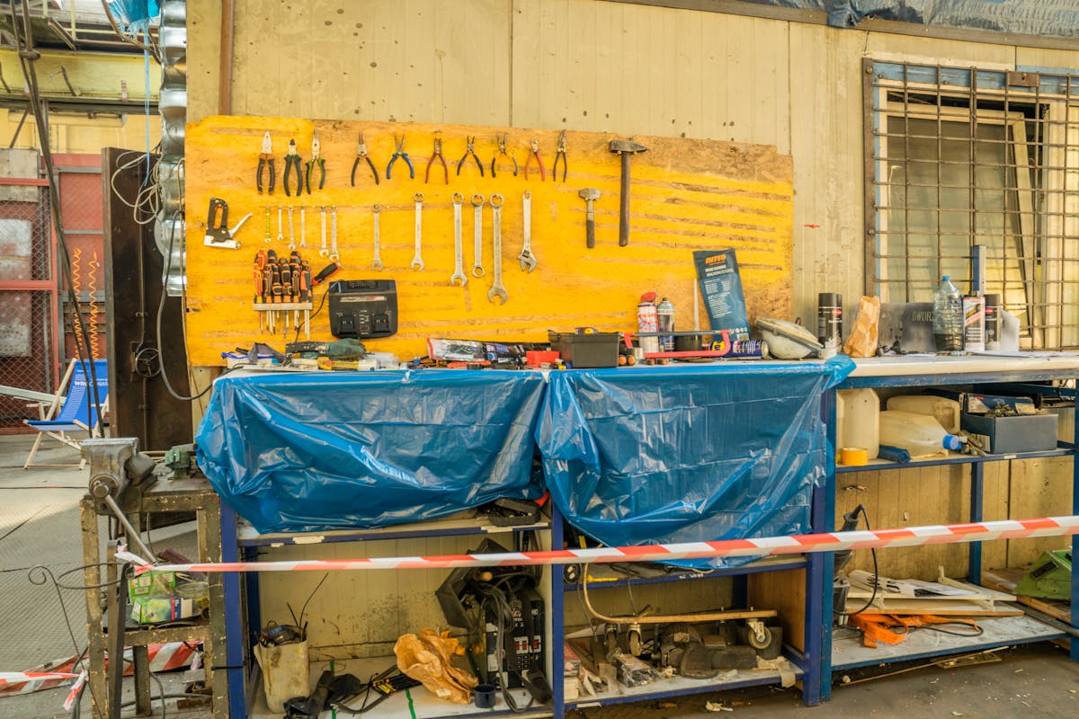 Banco da lavoro industriale con utensili disposti in officina di Wrocław