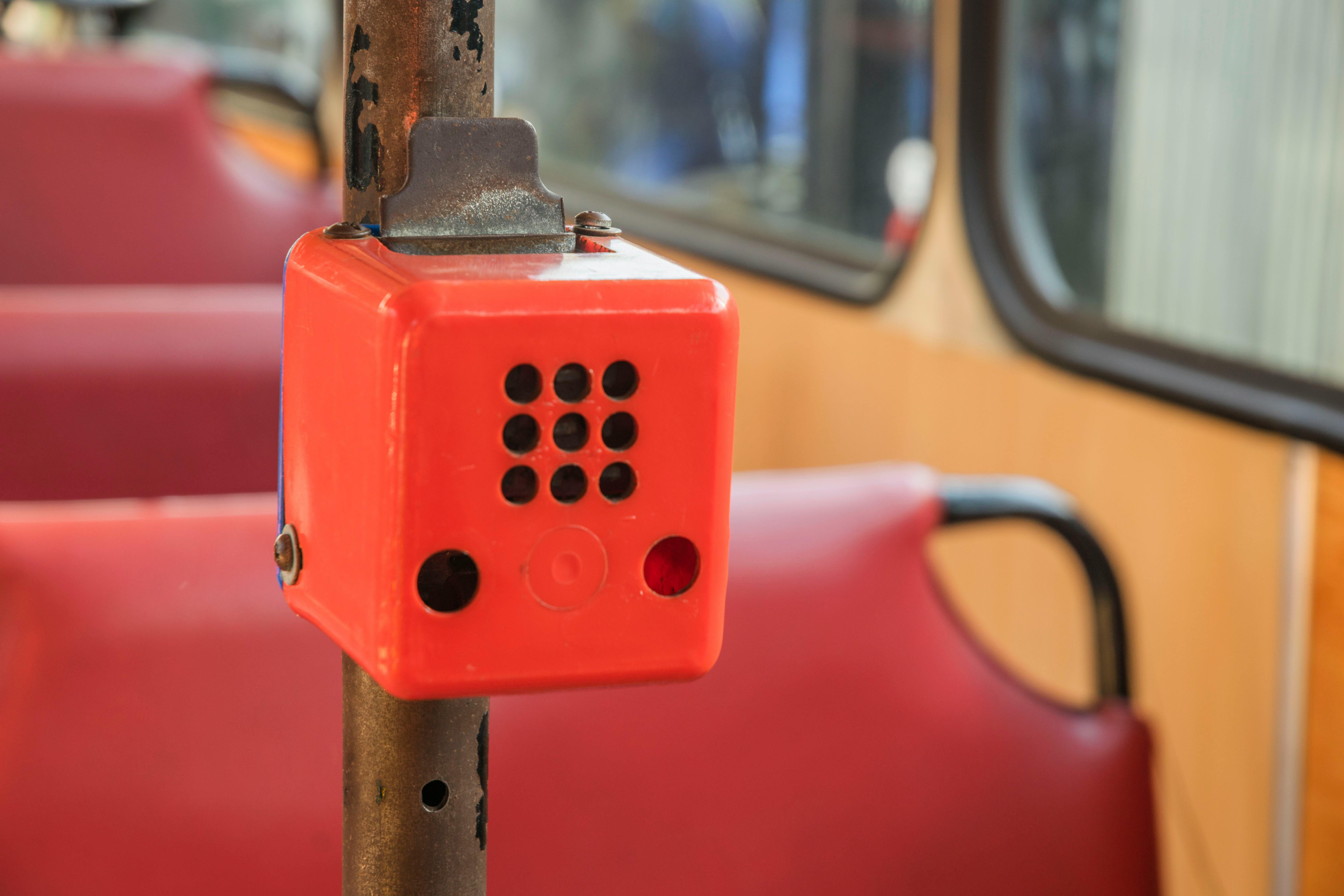 Kostenlos Innenraum Der Breslauer Straßenbahn Mit Haltewunschtaste Stock-Foto