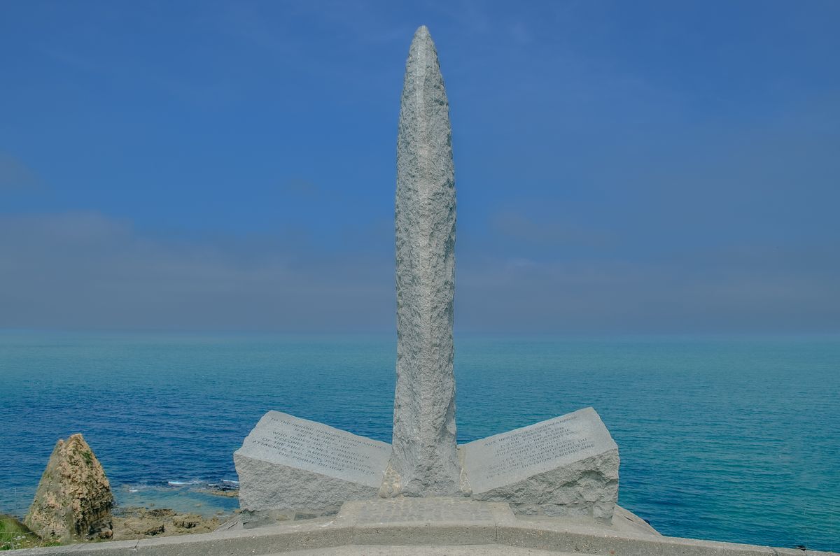 Monumentul de la Pointe du Hoc, deasupra oceanului