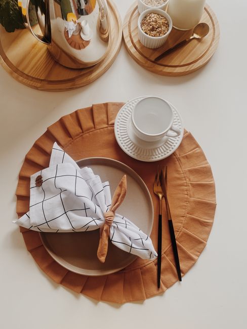 Elegant tableware arrangement with golden cutlery and warm tones, perfect for home dining in São Paulo.
